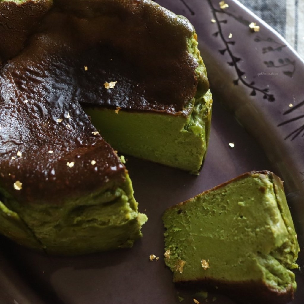 抹茶のバスクチーズケーキ。
なめらかな口当たりに、すっきりとした後味。
小さめサイズでもなめらかに焼き上げるコツや、抹茶を生地に混ぜ込む際に、粒々が残らないようにするためのポイントなどお伝えします。